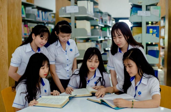 Sinh viên đại học Kinh Tế Đà Nẵng trong giờ ngoại khóa 