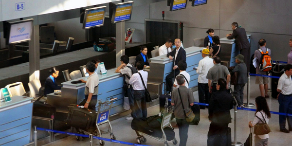 Làm thủ tục cho các chuyến bay quốc tế ở sân bay Đà Nẵng 