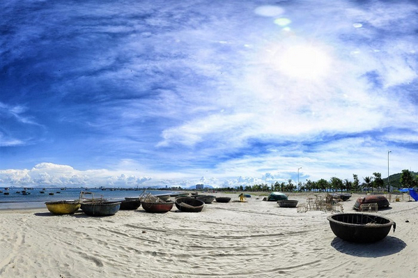Bãi biển Xuân Thiều nổi tiếng với dải cát trắng mịn, nước biển trong xanh và tầm nhìn ra vịnh Đà Nẵng