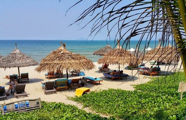Bãi biển An Bàng nổi tiếng với cát trắng mịn, đợt sóng biển dào dạt và khung cảnh đẹp mắt quanh năm