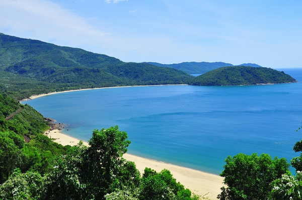 Bãi biển Làng Vân Đà Nẵng nằm được xem là một trong những bãi biển hoang sơ đẹp nhất Việt Nam.
