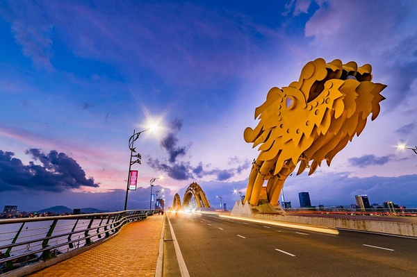 Cầu Rồng Đà Nẵng là một biểu tượng của thành phố và là một trong những cầu quay duy nhất ở Việt Nam