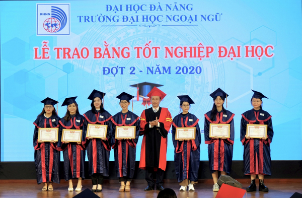 Lễ trao bằng tốt nghiệp tại trường đại học Ngoại Ngữ Đà Nẵng