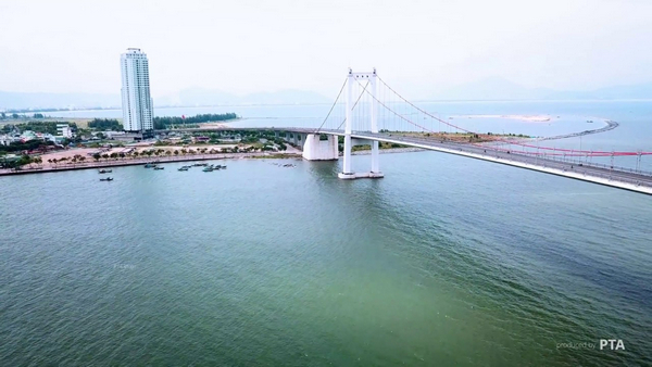 Sóng nước rì rào dưới chân cầu sông Hàn