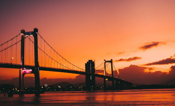 Bầu trời đỏ rực khi mặt trời lặn dưới cầu sông Hàn