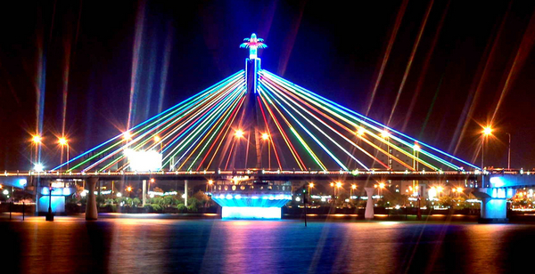 Đà Nẵng về đêm từ cầu sông Hàn