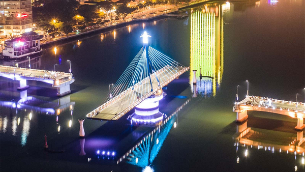Những ánh đèn sáng rực rỡ tại cầu sông Hàn
