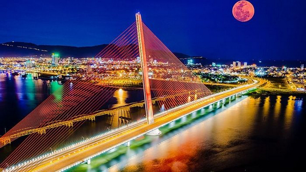 Cây cầu nổi tiếng tại Đà Nẵng lung linh về đêm 