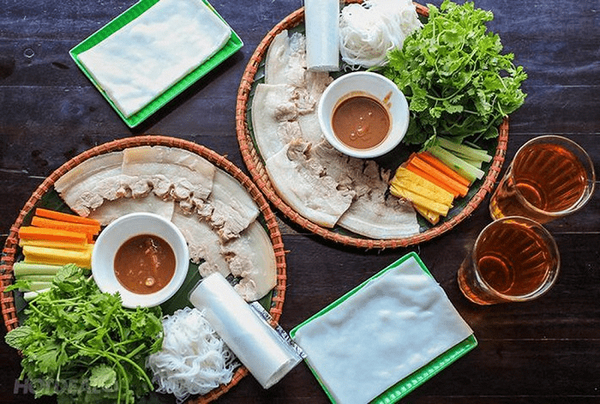 Quỳnh Đại Lộc là một địa chỉ ăn uống quen thuộc với những người yêu thích bánh tráng cuốn thịt heo Đà Nẵng