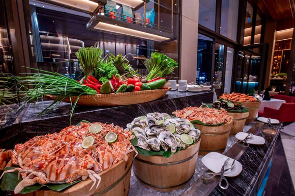 Vinpearl Luxury Đà Nẵng không chỉ là một khu nghỉ dưỡng sang trọng mà còn là một địa điểm nổi tiếng với buffet hải sản hấp dẫn