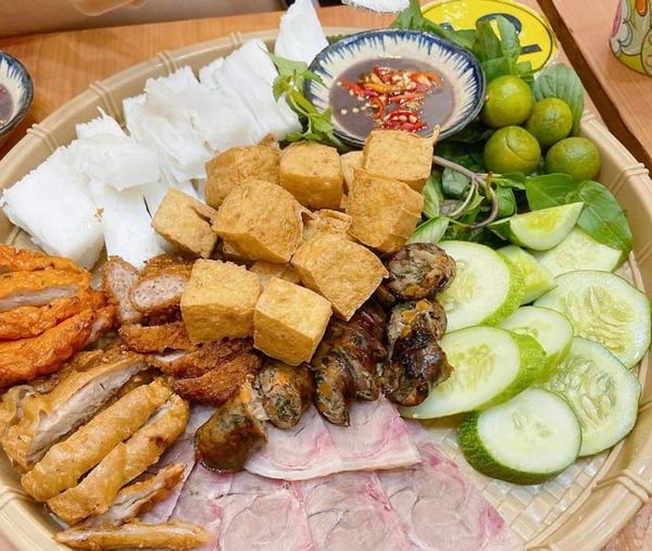 Quán Gia Di là thương hiệu quen thuộc với bún đậu mắm tôm Đà Nẵng.