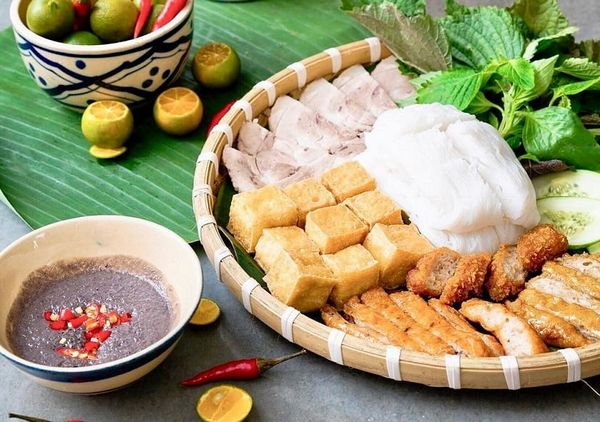 Quán Trần Nguyễn tọa lạc ngay trung tâm thành phố, là điểm đến lý tưởng cho những ai muốn khám phá ẩm thực Đà Nẵng với món bún đậu mắm tôm ngon
