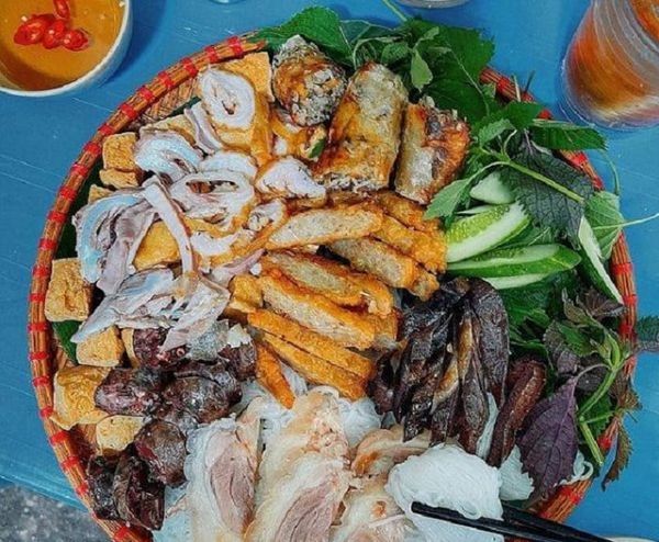 Quán Tràng An là một điểm độc đáo trong thế giới ẩm thực Đà Nẵng, nổi bật với hương vị truyền thống và sự sáng tạo trong cách phục vụ.