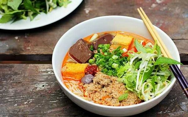 Nằm tại vỉa hè nhưng Bún Riêu Cua Thái Thị Bôi vẫn luôn nằm trong danh sách những quán ăn ngon của Đà Nẵng