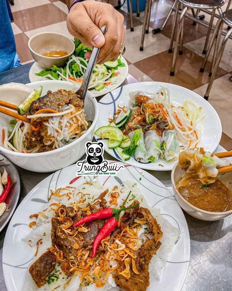 Quán Bún Thịt Nướng Kim Anh là quán bún thịt nướng Đà Nẵng nổi tiếng với bún thịt nướng, bò lá lốt, bánh xèo, nem lụi.
