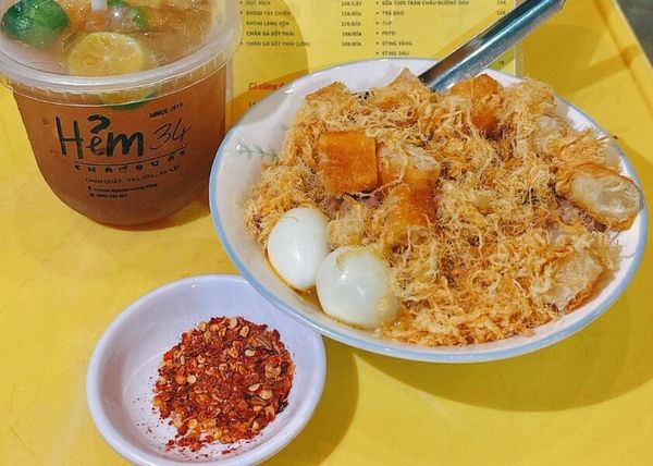 Hẻm 34 là một địa điểm ăn vặt hot tại Đà Nẵng, và cháo quẩy tại đây là một trong những món best seller.