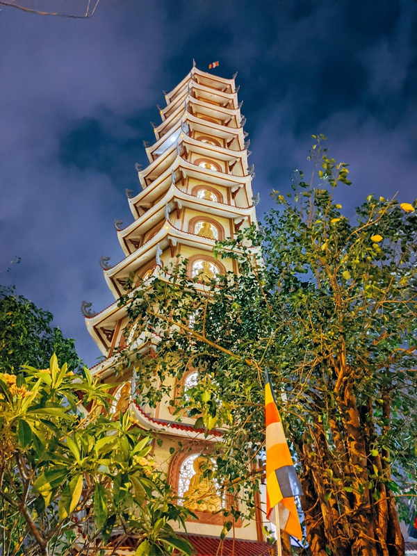 Một trong những điểm đặc biệt và đáng chú ý tại chùa Bồ Đề Đà Nẵng chính là bảo tháp với hơn 10 ngàn tượng phật