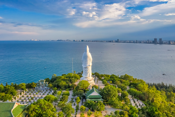 Chùa Linh Ứng không chỉ nổi tiếng với tượng Phật Quan Thế Âm cao nhất Việt Nam mà còn với không gian rộng lớn và thiền tâm
