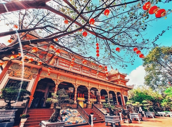 Chùa Hưng Quang được xây dựng từ năm 1956 trên khuôn viên của chùa Quan Thánh cổ xưa
