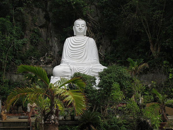 Chùa Non Nước Đà Nẵng thờ rất nhiều vị Phật và Thánh khác nhau, mỗi vị điển hình cho một ý nghĩa khác nhau