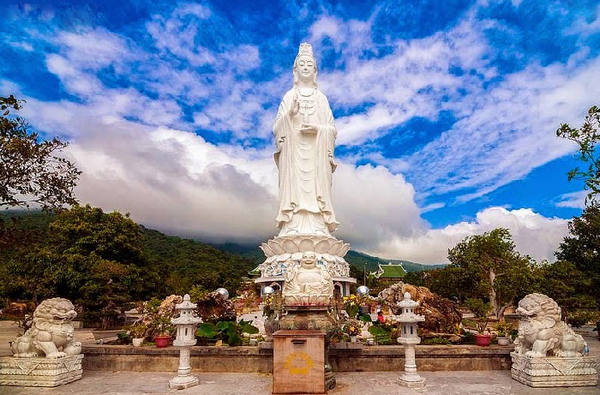 Chùa Linh Ứng, một trong 10 điểm du lịch nổi tiếng của Đà Nẵng, là nơi tọa lạc tượng Phật Quan Âm cao nhất Việt Nam