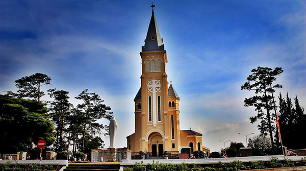 Nhà thờ Con Gà - điểm du lịch có kiến trúc nổi bật tại Đà Nẵng 