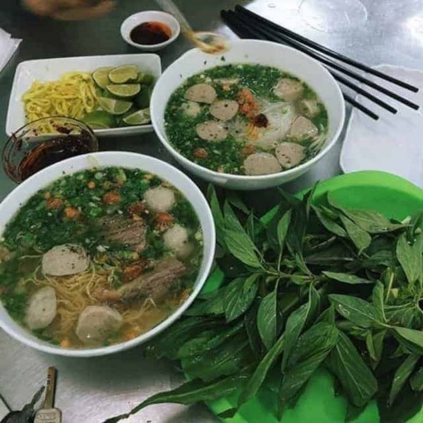 Nằm trên phố đêm nổi tiếng Phạm Hồng Thái, quán Hủ Tiếu Minh mang đến menu đa dạng và chất lượng.