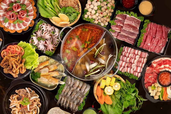 Thực đơn của Thai Market rất đa dạng và phong phú, từ những món lẩu đặc trưng đến những món ăn Thái hấp dẫn khác.