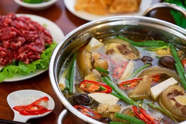 Quán lẩu bò Già Lang nổi tiếng với hương vị đậm đà và chất lượng thực phẩm
