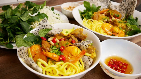 Quán Mì Quảng Thúy nổi tiếng với cách chế biến độc đáo và khéo léo, tạo nên mùi vị rất riêng biệt