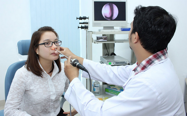 Phòng khám của bác sĩ Huỳnh Anh trang bị đầy đủ thiết bị hiện đại như thiết bị nội soi, hệ thống khám tai mũi họng mới nhất