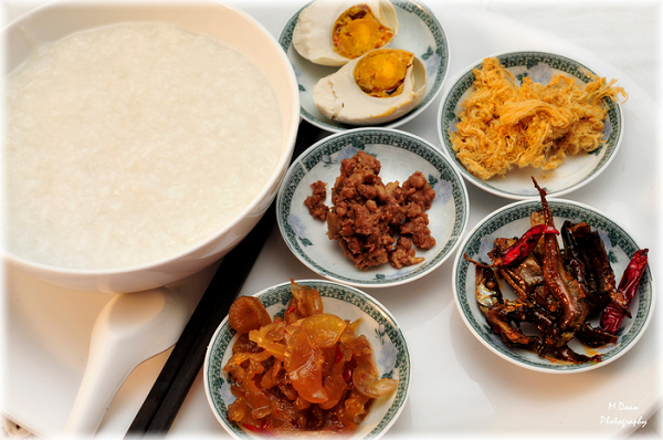 Quán ăn khuya Đà Nẵng nổi tiếng với món cháo trắng hột vịt muối là Quán 100