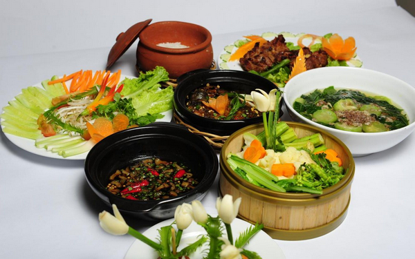 Cơm Nhà Vui, với tên gọi giản dị nhưng ý nghĩa sâu sắc, là một quán cơm gia đình nổi tiếng tại Đà Nẵng