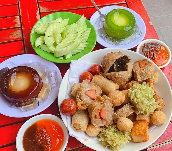 Quán ăn vặt Cô Thủy là một điểm đến quen thuộc với giới học sinh và sinh viên tại Đà Nẵng