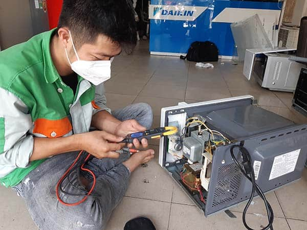 Điện Lạnh Bách Khoa là đơn vị có hơn 10 năm kinh nghiệm trong việc sửa chữa lò vi sóng và các thiết bị điện tử khác tại Đà Nẵng