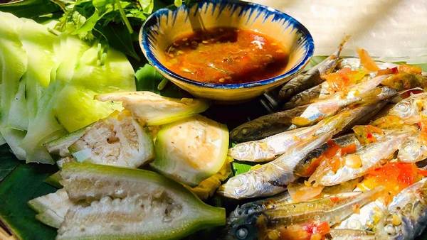 Quán cá nục cuốn bánh tráng cô Hồng ở Đà Nẵng "ăn là nhớ" 