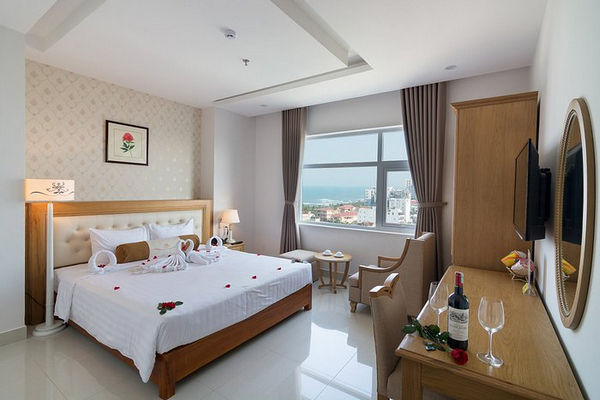 Khách sạn Royal Family là một trong những địa điểm lưu trú 3 sao ở Đà Nẵng nằm trên dải biển Mỹ Khê