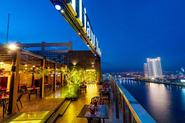 Senriver nổi bật với Cochinchine Restaurant và Vivid Rooftop Bar & Pool trong khuôn viên