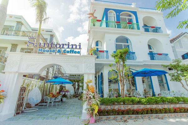 Santorini House and Coffee không chỉ gần các điểm tham quan nổi tiếng mà còn dễ dàng di chuyển đến trung tâm thành phố