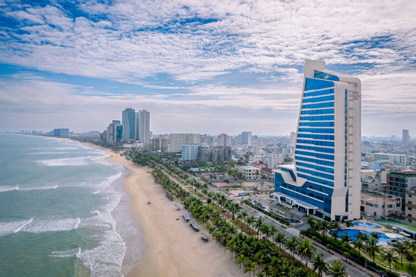 Grand Tourane Đà Nẵng, nằm ngay cạnh bãi biển Mỹ Khê, là một biểu tượng của sự đẳng cấp và sang trọng