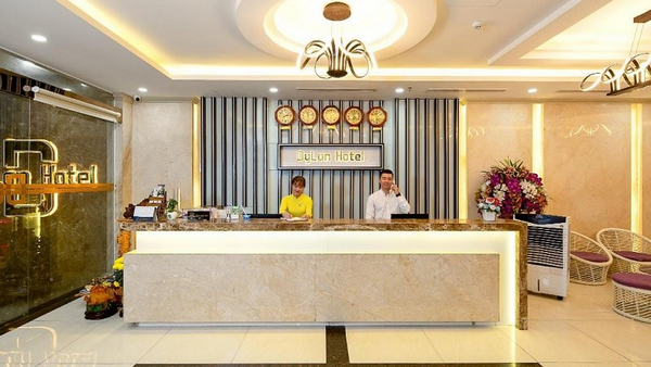 Dylan Hotel nằm ngay trên bãi biển xinh đẹp và nổi tiếng nhất thành phố Đà Nẵng