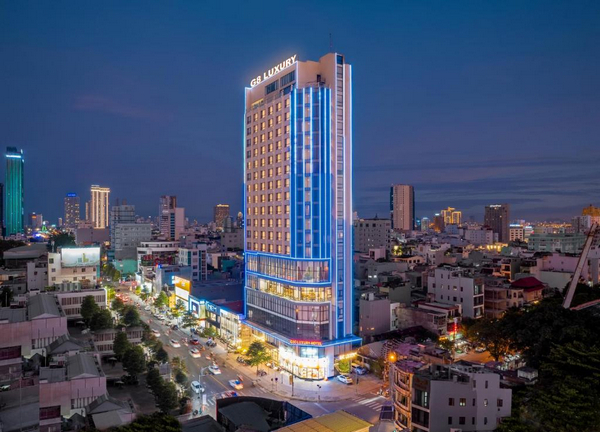 Khách Sạn và Spa GIC Luxury nhìn từ xa đẹp lung linh trong đêm