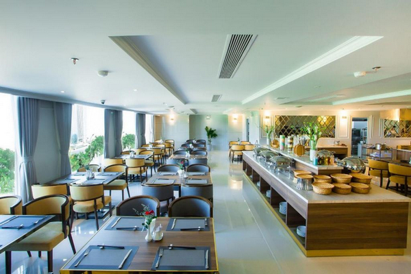Phòng ăn tại Khách sạn Glamour Đà Nẵng có quy mô rộng lớn 
