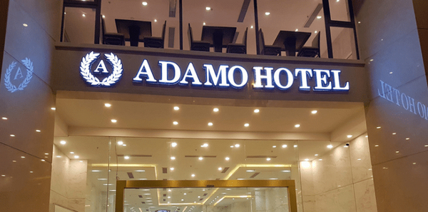Adamo Hotel có lợi thế với vị trí chỉ cách bãi biển Mỹ Khê 1 phút đi bộ