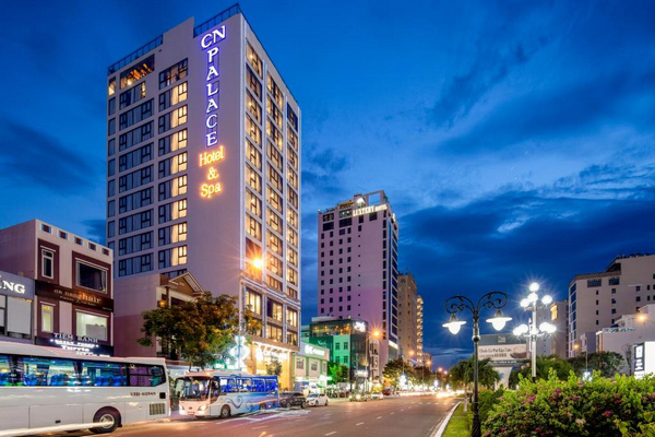 CN Palace Boutique Hotel & Spa nằm trên đường Phạm Văn Đồng, con đường sầm uất giữa trung tâm thành phố Đà Nẵng