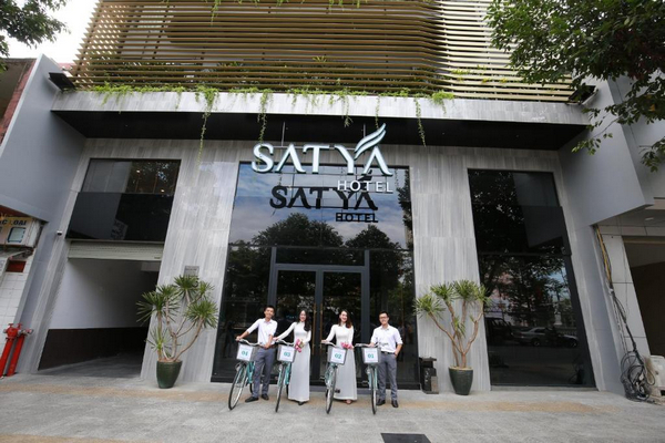 Satya Danang Hotel chỉ cách biển vài bước đi bộ và thuận lợi cho việc di chuyển giữa các điểm du lịch xung quanh