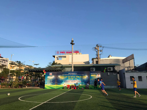 Sân bóng đá mini Hòa Xuân nổi bật với việc sử dụng cỏ nhân tạo chất lượng cao, đảm bảo an toàn cho người chơi