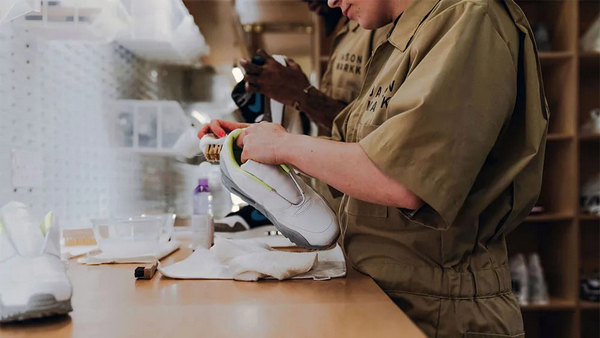 QT STORE không chỉ tập trung vào việc vệ sinh giày mà còn cung cấp dịch vụ phục hồi chất lượng
