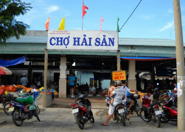 Chợ hải sản Thanh Khê Đông là địa điểm nổi tiếng khi du khách muốn mua tôm hùm Đà Nẵng 
