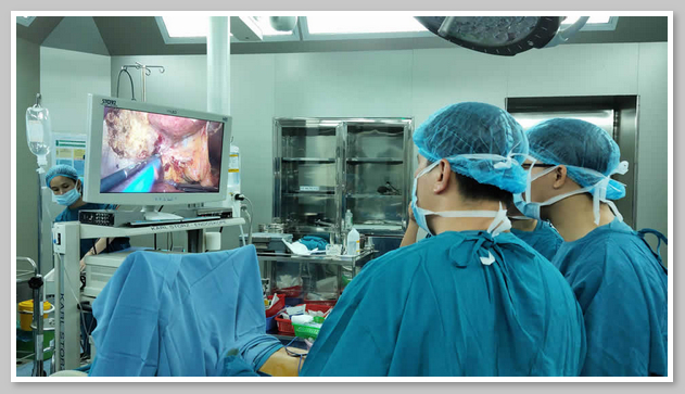Bệnh viện Ung Bướu Đà Nẵng cung cấp thiết bị y tế hiện đại và chuyên nghiệp trong quá trình khám bệnh cho bệnh nhân 